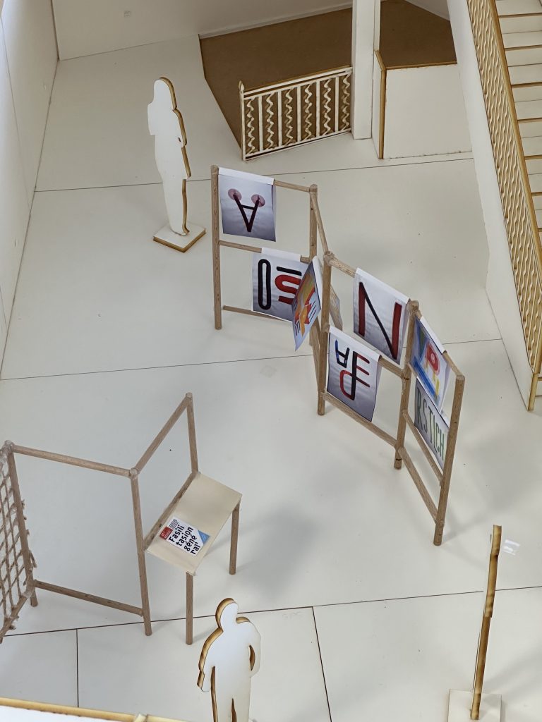 Présentations à Pierre di Sciullo par les L2 Design des dispositifs scénographiques pour les Rencontres de Lure dans la maquette 1/10ème de la Chancellerie.